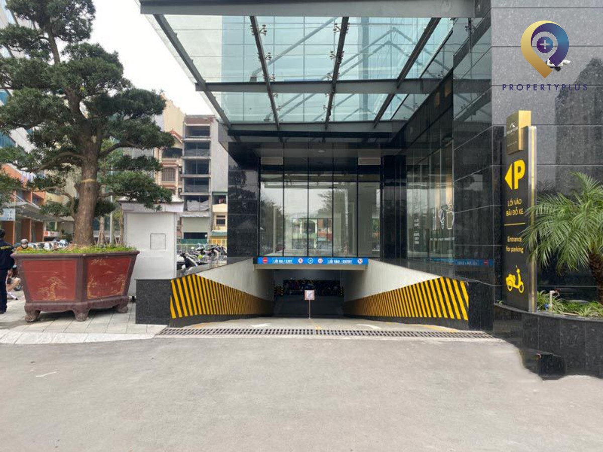 Spacious vacant office space with large windows and natural light in Peakview Tower